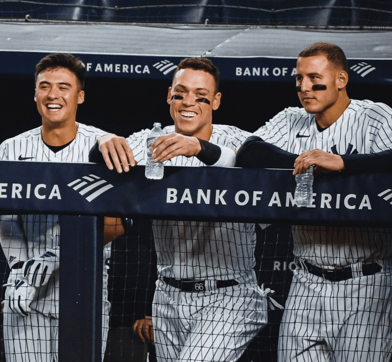 Anthony Volpe de los Yankees está con Aaron Judge y Anthony Rizzo en el Yankee Stadium.