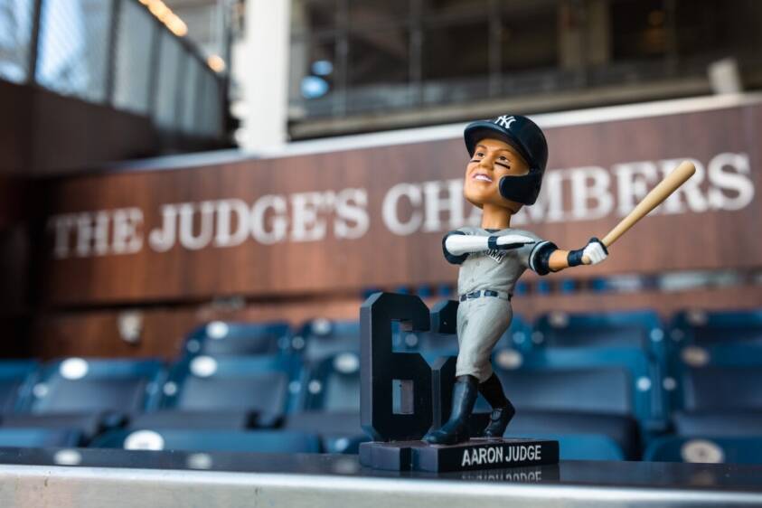 Cabezón de Aaron Judge entregado por los Yankees el 24 de septiembre de 2023 en el Yankee Stadium.