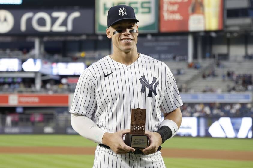 Aaron Judge, estrella de los Yankees, sostiene un trofeo