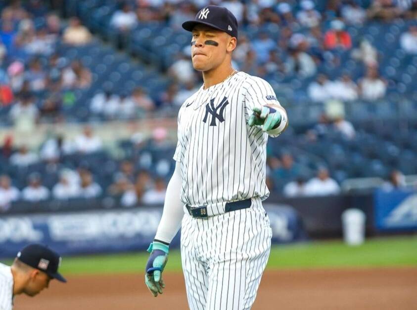 El capitán de los Yankees Aaron Judge guiña un ojo durante el partido contra los Rays en Nueva York el 19 de julio de 2024.